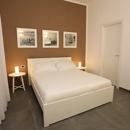 Delia Rooms&gallery Bed & Breakfast 4*