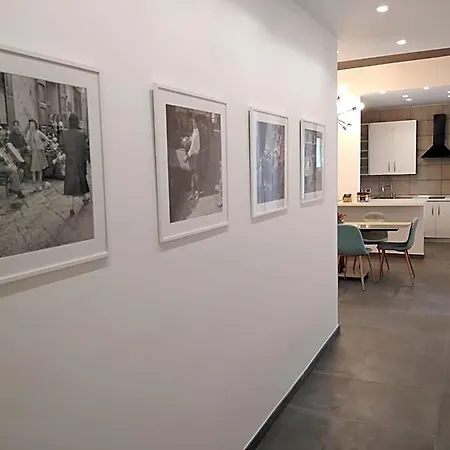 Delia & Gallery